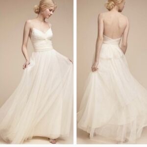 Elegant Ivory Tulle Spaghetti-Strap Wedding Gown